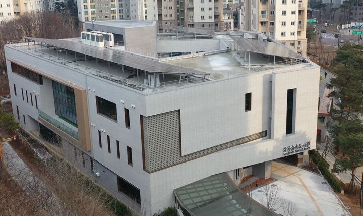 [서울=뉴시스] 강동숲속도서관 외부 전경. 2025.04.22 (사진 제공=강동구청) photo@newsis.com *재판매 및 DB 금지