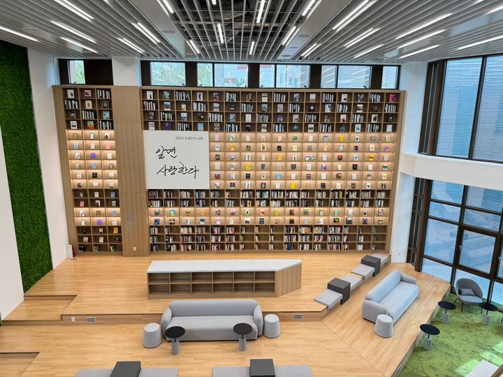 [서울=뉴시스] 2층 과학 큐레이션 서가. 2025.04.22 (사진 제공=강동구청) photo@newsis.com *재판매 및 DB 금지
