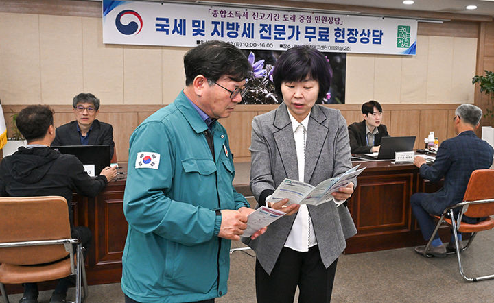 22일 정선읍 행정복지센터 대회의실에서 국세 및 지방세 전문가들이 참여한 무료 현장상담이 진행되고 있다.(사진=정선군 제공) *재판매 및 DB 금지