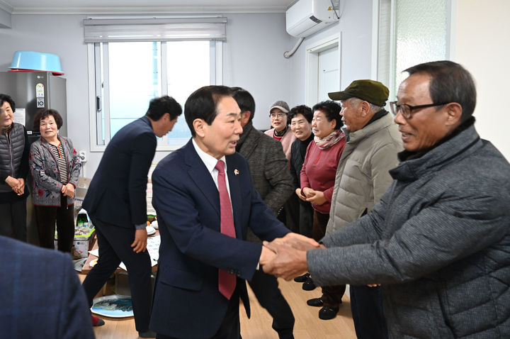 [창녕=뉴시스] 성낙인 군수가 대합면 경로당을 방문해 겨울철 안전관리를 당부했다. (사진= 창녕군 제공) 2025.04.22. photo@newsis.com *재판매 및 DB 금지