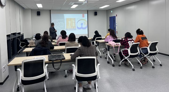 [산청=뉴시스] 산청군 결혼이민자 관광통역 안내요원 양성교육 (사진=산청군 제공) 2025. 04. 22. photo@newsis.com *재판매 및 DB 금지