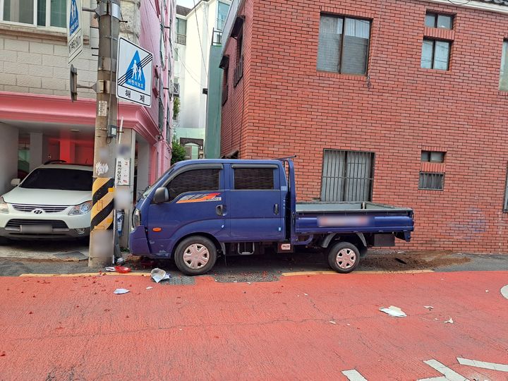 [부산=뉴시스] 21일 오후 6시37분께 부산 동구의 한 이면도로에서 A(80대)씨가 1t 화물차를 주차하던 중 보행자 2명을 치었다. (사진=부산경찰청 제공) 2025.04.22. photo@newsis.com *재판매 및 DB 금지