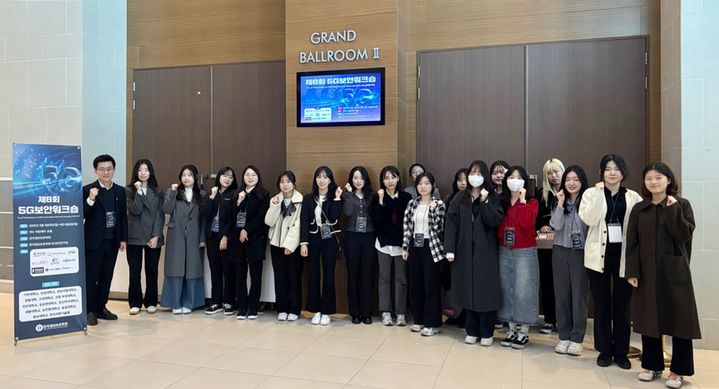 성신여대 융합보안공학과, 미래융합기술공학과 교수진과 소속 연구원들이 기념사진을 촬영하고 있다. (사진=성신여대 제공) *재판매 및 DB 금지
