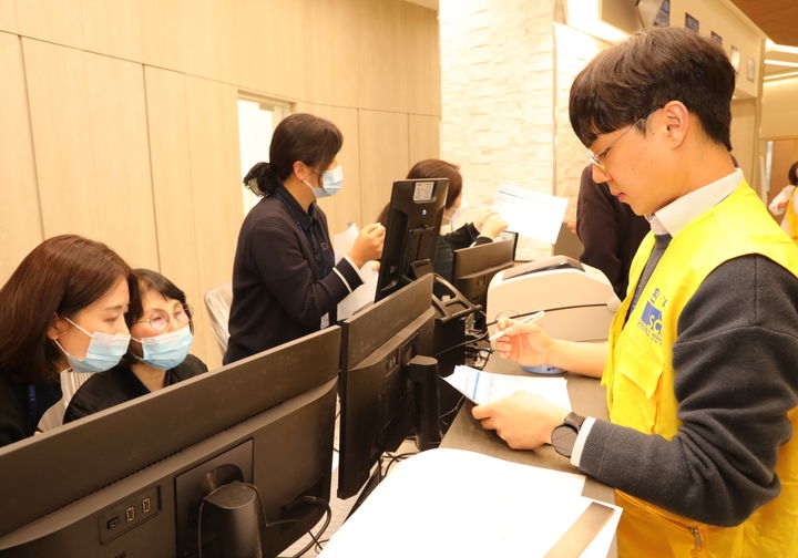 [천안=뉴시스] 순천향대천안병원이 5월 7일 새병원 개원을 앞두고 매일 반복적인 모의훈련을 실시하고 있다. 2025.4.22 photo@newsis.com *재판매 및 DB 금지