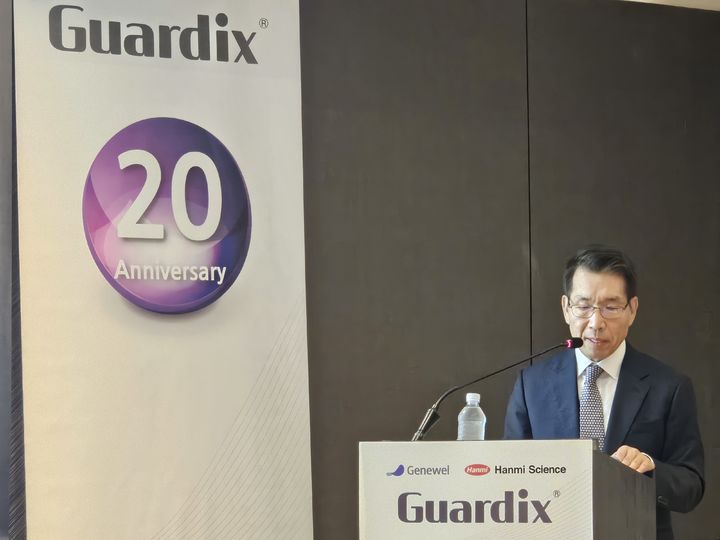 [서울=뉴시스] 송종호 기자= 22일 제네웰과 한미사이언스는 최초 국산 기술 개발 유착방지제 '가딕스' 출시 20주년을 기념해 서울 중구 '더 플라자 호텔'에서 기자간담회를 개최했다. 이날 한상덕 제네웰 대표가 인사말을 하고 있다. 2025.04.22. song@newsis.com *재판매 및 DB 금지