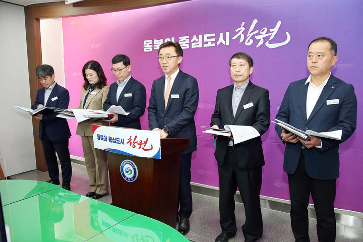 [창원=뉴시스] 강경국 기자 = 박성옥 경남 창원시 도시정책국장이 22일 시청 프레스센터에서 2040년 창원권 광역도시계획 변경 수립과 관련해 브리핑을 하고 있다. (사진=창원시청 제공). 2025.04.22. photo@newsis.com *재판매 및 DB 금지