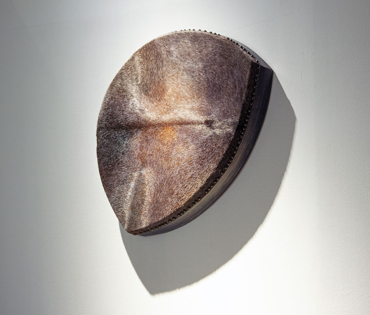 요한한 Yohan HÀN, 철월 Gibbous, 2022, Animal skin, wood, nail, natural pigment, dye, 70 x 70 x 9 cm *재판매 및 DB 금지