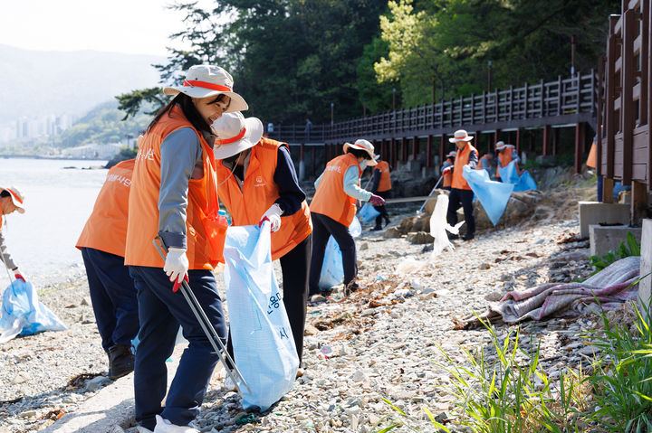 [거제=뉴시스] 지난 21일 오션사회봉사단과 옥포1동 지역사회보장협의체 등 40여명이 옥포항 주변 해안가를 찾아 해양쓰레기 수거 활동을 하고 있다. (사진=한화오션 제공) 2025.04.22. photo@newsis.com *재판매 및 DB 금지