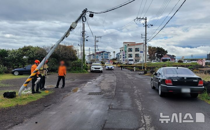 [제주=뉴시스] 강풍을 동반한 많은 비가 내리고 있는 22일 오전 제주시 용담3동 소재 통신선이 강풍에 쓰러져 출동한 소방당국이 안전조치에 나서고 있다. (사진=제주소방안전본부 제공) 2025.04.22. photo@newsis.com 