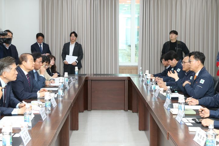 [부산=뉴시스] 부산상공회의소는 양재생 부산상의 회장이 강관 제조 전문기업인 현대알비를 22일 방문해 생산현장을 둘러보고, 최근 급변하는 대외통상 환경 속에서 기업이 직면한 애로사항을 직접 청취하는 현장 간담회를 가졌다. (사진=부산상공회의소 제공) 2025.04.22. photo@newsis.com *재판매 및 DB 금지