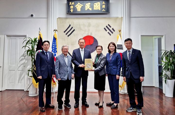 [세종=뉴시스] 한국농수산식품유통공사(aT)은 홍문표 사장이 21일(현지 시간) 미국 로스앤젤레스(LA) 한인타운 인근 대한인국민회 기념관을 방문했다고 22일 밝혔다. (사진=aT 제공) 2025.04.22. photo@newsis.com *재판매 및 DB 금지