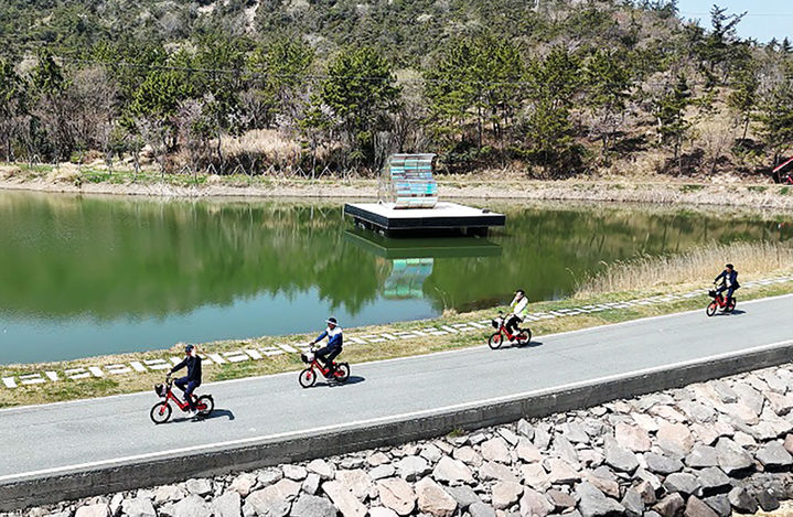 [신안=뉴시스]'12사도 순례길'을 공유자전거로 달리는 관광객들. (사진=신안군 제공) 2025.04.22. photo@newsis.com *재판매 및 DB 금지