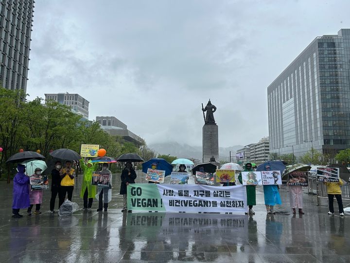 [서울=뉴시스] 김지현 인턴기자 = 지구의 날을 맞아 기후위기 대응을 촉구하는 비건단체들이 채식 전환을 요구하며 도심에서 목소리를 높였다. 사진은 22일 오후 '기후위기 비건 비상행동' 단체들이 서울 광화문 이순신 동상 앞에서 기자회견을 진행하는 모습. 2025.04.22. photo@newsis.com *재판매 및 DB 금지