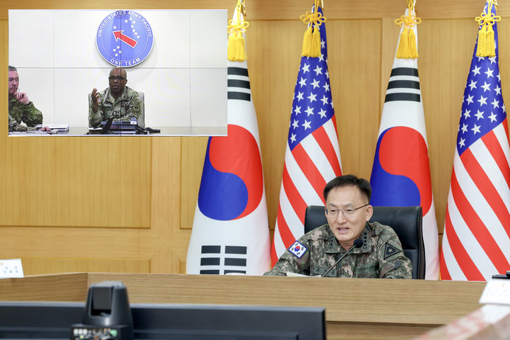 [서울=뉴시스] 고창준 육군참모총장 직무대리가 화상을 통해 로널드 클라크 미 태평양육군사령관과 대화를 나누고 있다. (사진=육군 제공) 2025.04.22. photo@newsis.com *재판매 및 DB 금지