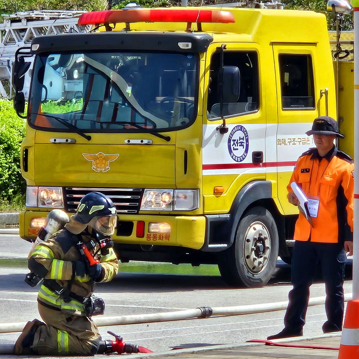 [전주=뉴시스] 전북특별자치도소방본부는 '2025년 소방기술경연대회'를 성황리에 마쳤다고 22일 밝혔다. 소방기술경연대회에 참가한 한 참가자가 평가를 받고 있다. (사진=전북특별자치도소방본부 제공) 2025.04.22. photo@newsis.com *재판매 및 DB 금지
