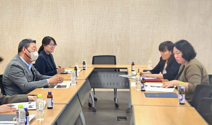 [태안=뉴시스] 가세로 태안군수와 일행이 지난 21일 정부세종청사 보건복지부를 찾아 국비확보를 위한 관계자와의 만남을 갖고 있다. (사진=태안군 제공) 2025.04.22. photo@newsis.com *재판매 및 DB 금지