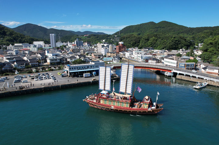 [서울=뉴시스] 쓰시마 이즈하라항에 입항하고 있는 조선통신사선 (사진=국가유산청 제공) 2025.04.22. photo@newsis.com *재판매 및 DB 금지