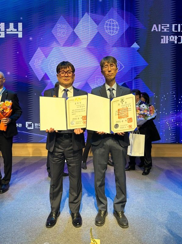 [세종=뉴시스] 농촌진흥청은 지난 21일 열린 제58회 과학의 날 기념 정부포상 시상식에서 과학기술포장 1점, 대통령 표창 1점, 장관 표창 4점 등 총 6점을 수상했다고 22일 밝혔다. 사진은 이날 대통령표창을 받은 박동석 국립농업과학원 연구관(왼쪽)과 과학기술포장을 받은 박병호 국립축산과학원 과장. (사진=농진청) 2025.04.22. photo@newsis.com *재판매 및 DB 금지