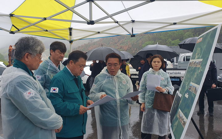 [산청=뉴시스] 박명균 도 행정부지사가 22일&nbsp; 산청군 시천면 중태마을을 방문해 철거 작업 진행 상황을 꼼꼼히 챙기고 있다. (사진=경남도 제공) 2025. 04. 22. photo@newsis.com *재판매 및 DB 금지