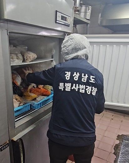 경상남도 특별사법경찰, 산업체 집단급식소 식자재 보관상태 단속.(사진=경남도 제공) 2025.04.22. *재판매 및 DB 금지