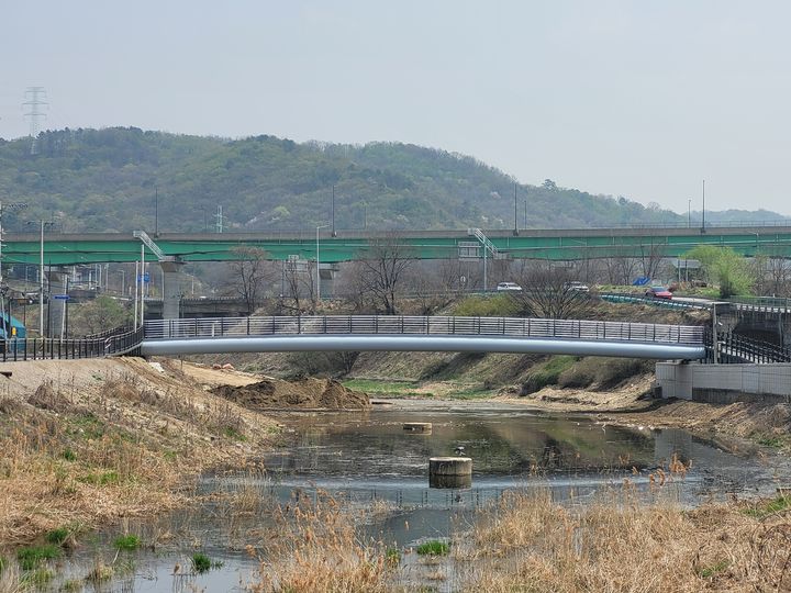 [남양주=뉴시스] 태봉마을 진입로에 설치된 인도교. (사진=남양주시 제공) 2025.04.22. photo@newsis.com *재판매 및 DB 금지