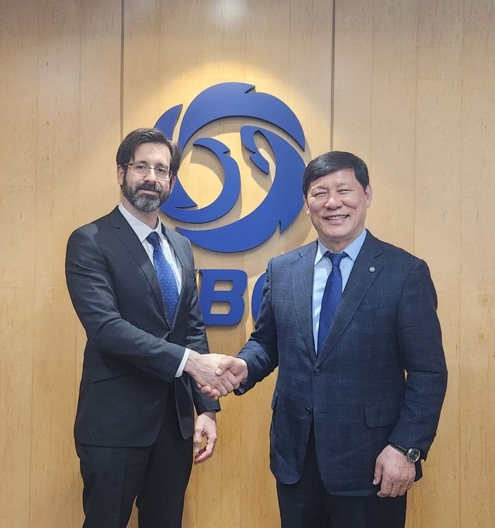 [서울=뉴시스] 클라우디오 몬존 바에자 주한 쿠바 대사(왼쪽)가 22일 한국야구위원회(KBO)를 방문해 허구연 KBO 총재와 기념 사진을 찍고 있다. (사진=KBO 제공) 2025.04.22. *재판매 및 DB 금지