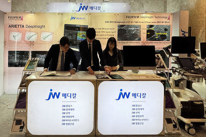 [서울=뉴시스] JW메디칼은 강릉 스카이베이호텔에서 열린 '제37차 대한유방검진의학회 학술대회'에 참가해 최신 초음파 영상진단기기 2종을 전시하고, 국내 의료 관계자들을 대상으로 마케팅 활동을 진행했다고 22일 밝혔다. (사진=JW메디칼 제공) 2025.04.22. photo@newsis.com *재판매 및 DB 금지