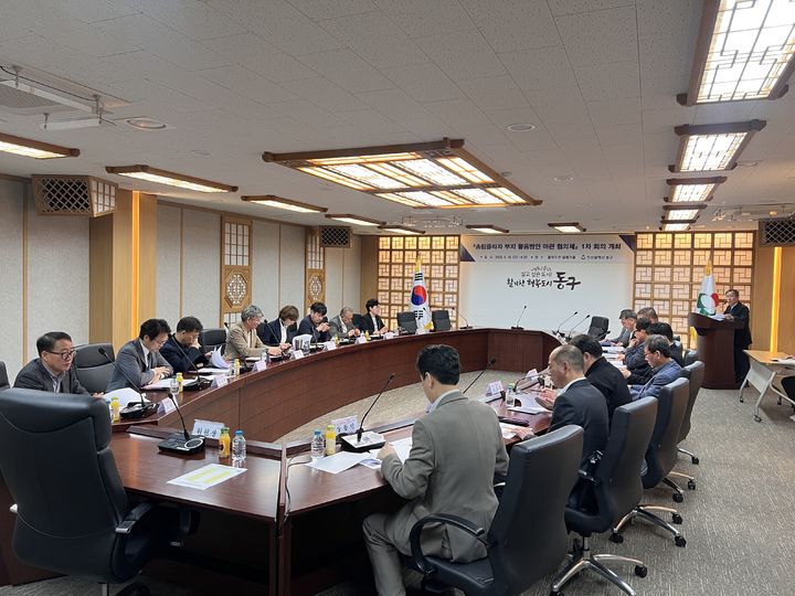 [인천=뉴시스] 인천 동구 송림플라자 부지 활용 방안 협의체 첫 회의가 개최되고 있다. (사진=동구 제공) 2025.04.22. photo@newsis.com *재판매 및 DB 금지