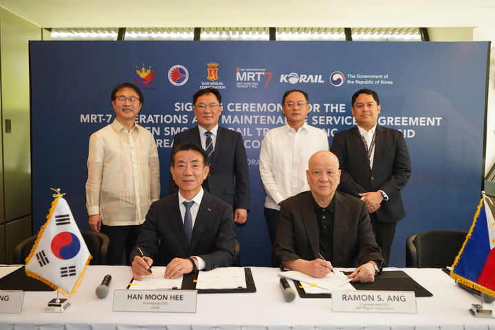 [서울=뉴시스] 백원국 국토교통부 제2차관(뒷줄 왼쪽 두 번째)을 단장으로 한문희 한국철도공사(코레일) 사장(앞줄 왼쪽)이 참여한 수주지원단이 22일 오전 9시(현지시간 기준) 필리핀 마닐라에서 수주한 마닐라 도시철도 운영·유지보수 사업 계약을 체결하고 기념촬영을 하고 있다. 2025.04.22. (사진=국토부 제공) photo@newsis.com&nbsp;&nbsp; *재판매 및 DB 금지