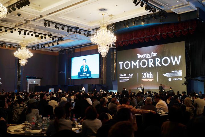 [서울=뉴시스] 덴티스는 지난 21일 본사가 있는 대구에서 전 세계 35개국 1000여명의 고객이 참석한 가운데 '덴티스 글로벌 포럼(DENTIS GLOBAL FORUM)을 성황리에 진행했다고 22일 밝혔다. (사진=덴티스 제공) 2025.04.22. photo@newsis.com *재판매 및 DB 금지