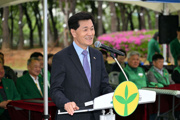 [밀양=뉴시스] 안병구 시장이 제15회 새마을의 날 기념식 및 재활용품수집 경진대회에서 인사말을 하고 있다. (사진=밀양시 제공) 2025.04.22. photo@newsis.com *재판매 및 DB 금지