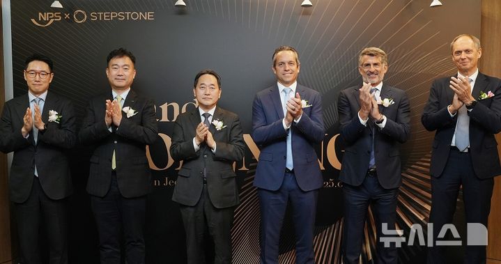 [전주=뉴시스]윤난슬 기자 = 스텝스톤 그룹은 22일 전주시 덕진구 만성동에서 열린 스텝스톤 그룹 전주 연락사무소 개소식을 열었다.2025.04.22.(사진=국민연금공단 제공)