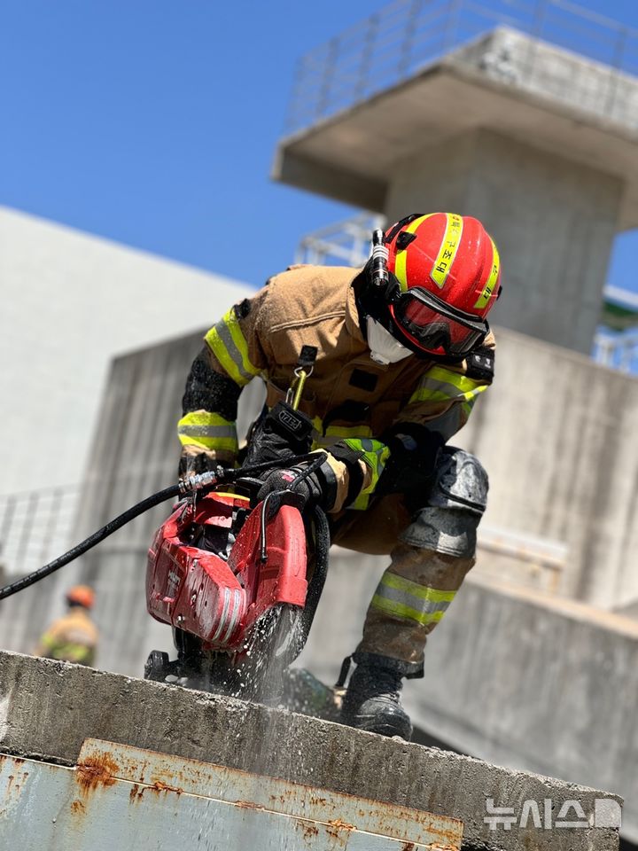 [대구=뉴시스]22일 대구광역시 소재 중앙119구조본부 도시탐색 구조훈련장에서 열린 2025년 1분기 영남권역 특수대응단 합동훈련에 참여한 경남119특수대응단 대원이 지진 및 붕괴사고를 가정하고 수평천공 훈련을 하고 있다.(사진=경남소방본부 제공) 2025.04.22. photo@newsis.com