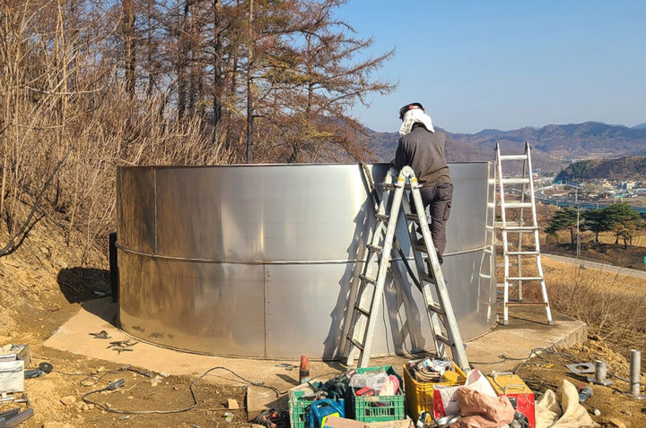  [청송=뉴시스] 산불로 피해를 입은 밭기반 물탱크를 재설치하고 있다. (사진=청송군 제공) 2025.04.22. photo@newsis.com *재판매 및 DB 금지