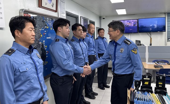 [부산=뉴시스] 22일 김용진 해양경찰청장이 봄 행락철을 맞아 부산해양경찰서 광안리파출소를 방문해 안전 관리 상황을 점검했다. (사진=부산해양경찰서 제공) 2025.04.22. photo@newsis.com *재판매 및 DB 금지