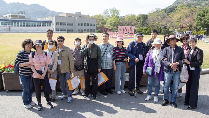 20일 서울 종로구 청와대에서 열린 '청와대 현장 영상 해설 투어' 행사에서 포즈를 취한 해설사, 시각 장애인 참가자들 (사진=서울관광재단) *재판매 및 DB 금지
