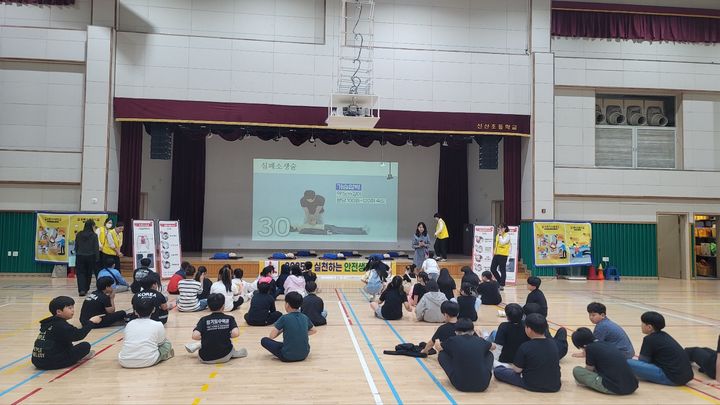 [안동=뉴시스] 22일 구미 선산초등학교에서 '찾아가는 학생 안전 체험 교육'이 진행되고 있다. (사진=경북교육청 제공) 2025.04.22. photo@newsis.com *재판매 및 DB 금지