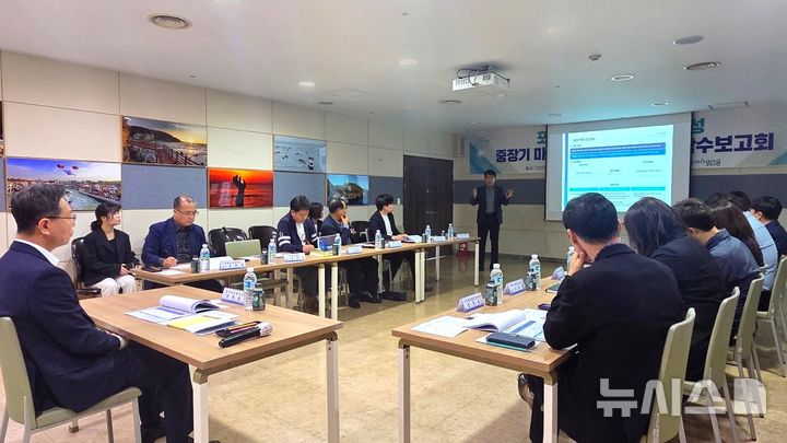 [포항=뉴시스] 송종욱기자 = 포항시가 미래 모빌리티 산업 마스터플랜 수립 등 생태계 구축을 위한 용역 착수보고회를 개최했다. 사진은 22일 시청 연오세오실에서 열린 용역 착수보고회 모습. (사진=포항시 제공) 2025.04.22. photo@newsis.com  
