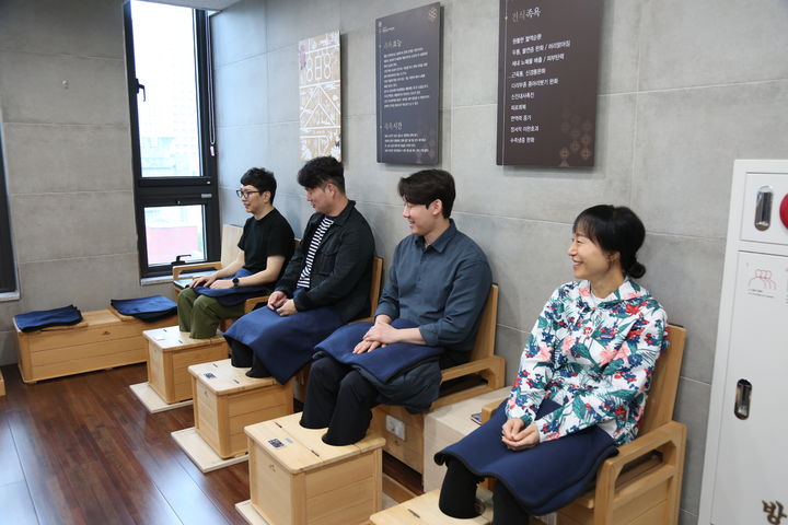 [대구=뉴시스] 대구북부소방서는 대구약령시 한방의료체험타운에서 '소방공무원 맞춤형 한방 힐링 체험' 프로그램을 운영한다. (사진=대구북부소방서 제공) 2025.04.22. photo@newsis.com *재판매 및 DB 금지