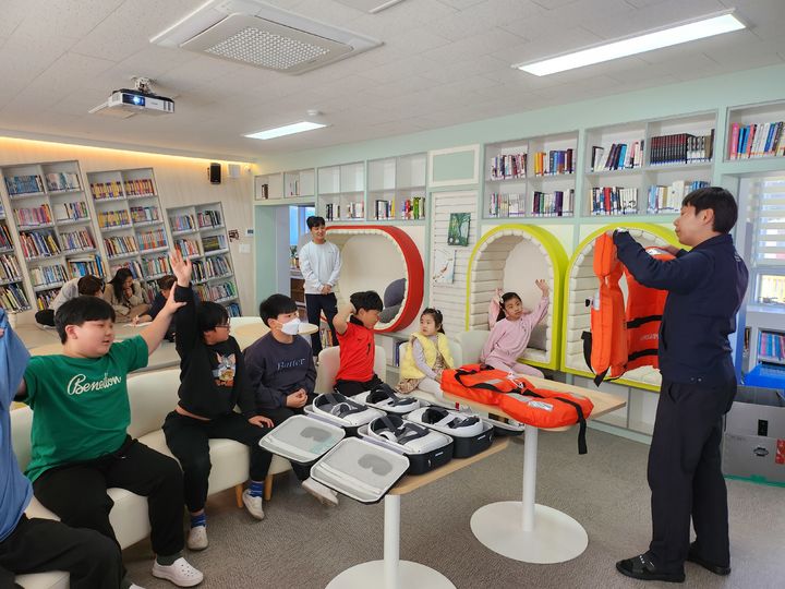 [통영=뉴시스] 신정철 기자= 한국해양교통안전공단 통영운항관리센터는 경남 지역 초·중등학생을 대상으로 여객선 안전 인식 제고 및 안전사고 예방을 위한 다양한 교육 프로그램을 운영했다고 22일 밝혔다.사진은 지난 21일 고성군 소가야중학교 학생 97명과 교사 16명을 대상으로 여객선 탑승 절차, 선내 소화·구명설비 사용법, 사고 발생 시 행동요령 등 ‘안심여행 서비스’를 실시하고 있다.(사진=통영운항관리센터 제공).2025.04.22. photo@newsis.com *재판매 및 DB 금지