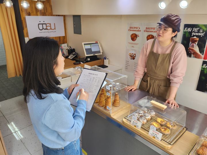[울산=뉴시스] 청년 창업점포 지원사업에 참여 중인 업소를 점검 중인 울산 남구 관계자. (사진=울산 남구 제공) phto@newsis.com *재판매 및 DB 금지