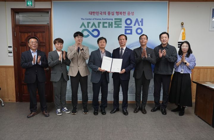 [음성=뉴시스] 22일 충북 음성군청에서 조병옥(오른쪽 네 번째) 음성군수와 한국노인인력개발원 세종충북지역본부 관계자들이 노인역량활용 선도모델사업 추진을 위한 업무협약을 체결한 뒤 기념사진을 찍고 있다. (사진=음성군 제공) 2025.4.22. photo@newsis.com *재판매 및 DB 금지