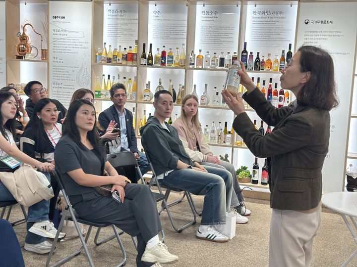 농림축산식품부는 지난 16~17일까지 서울 양재동 aT센터에서 개최한 'K-푸드+ 바이어 초청 수출상담회(BKF+)'를 통해 2320억원 규모의 성과를 달성했다고 23일 밝혔다. 사진은 바이어들이 전통주 갤러리를 방문한 모습. (사진 = 농식품부 제공) 2025.04.22. *재판매 및 DB 금지