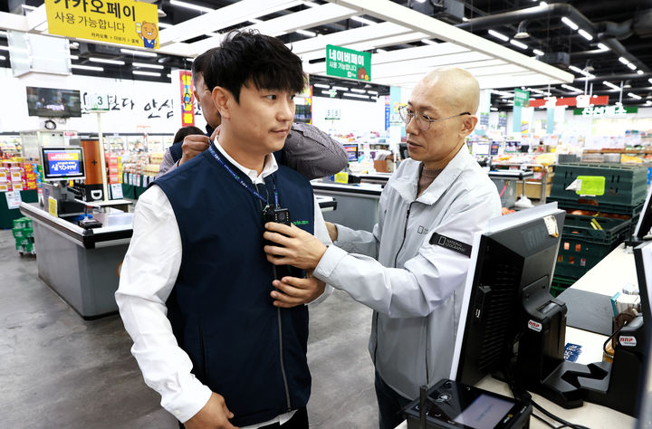 [창원=뉴시스]경남농협, 하나로마트 창원점 전국 최초 '바디캠' 운영. 오른쪽은 류승완 경남지부 노조위원장.(사진=경남농협 제공) 2025.04.22.photo@newsis.com *재판매 및 DB 금지