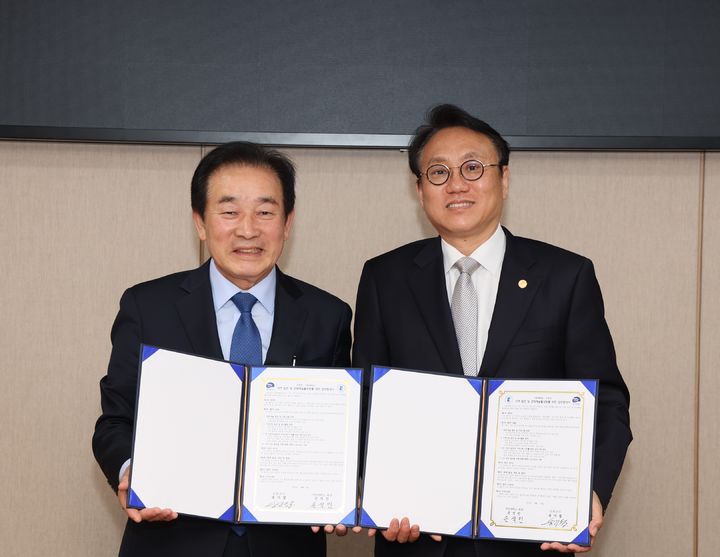 [진천=뉴시스] 22일 충북 서원대학교 행정관 대회의실에서 송기섭(왼쪽) 진천군수와 손석민 서원대 총장이 지역 발전과 문화예술 활성화를 위한 업무협약을 맺고 기념사진을 찍고 있다. (사진=진천군 제공) 2025.4.22. photo@newsis.com *재판매 및 DB 금지