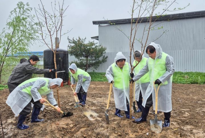 [세종=뉴시스] 농협경제지주와 농림축산식품부는 22일 충남 천안시 축산농가 '용태목장'을 찾아 냄새 저감을 위한 방취림 조성 활동인 '아름다운 농장 가꾸기' 행사를 실시했다고 밝혔다. (사진=농협 제공) 2025.04.22. photo@newsis.com *재판매 및 DB 금지
