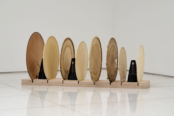 요한한 Yohan HÀN, 세 연주자 Three Musicians, 2025, Metronomes, drum skins, Audio dispositif, Variable dimension *재판매 및 DB 금지