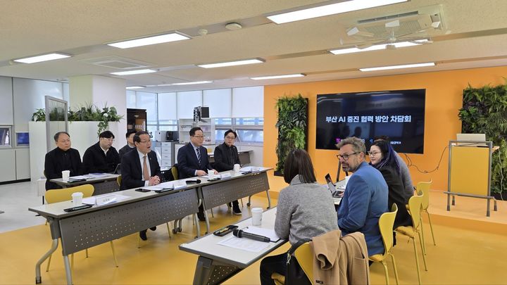 [부산=뉴시스] 부산 지역 스타트업인 스마트소셜이 아마존웹서비스(AWS)의 공식 리셀러 파트너로 선정돼 전문 교육을 위한 전용 교육장 Ai에듀랩(AiEduLLab)을 새롭게 개설했다. (사진=스마트소셜 제공) 2025.04.22. photo@newsis.com *재판매 및 DB 금지