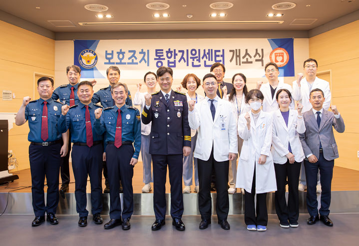 [서울=뉴시스] 서울경찰청은 22일 서울특별시 동부병원에서 '보호조치 통합지원센터'를 개소하고 업무 협약식을 체결했다고 밝혔다. (사진=서울경찰청 제공) 2025.04.22. photo@newsis.com *재판매 및 DB 금지