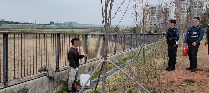 [서울=뉴시스]17일 오전 10시께 서울 강서경찰서 마곡지구대 소속 경찰들이 분신을 시도하는 남성을 설득해 구조했다.(사진=강서경찰서) photo@newsis.com *재판매 및 DB 금지